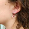 Boucles-d-oreilles-fantaisie-de-créateur-fait-main-pour-femme-avec-email-prune-artisanal-fait-en-France
