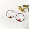 Boucles-d-oreilles-fantaisie-de-créateur-fait-main-pour-femme-avec-email-prune-artisanal-fait-à-Paris