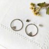 Boucles-d-oreilles-fantaisie-de-créateur-fait-main-pour-femme-avec-email-prune-artisanal-fait-à-Paris-France
