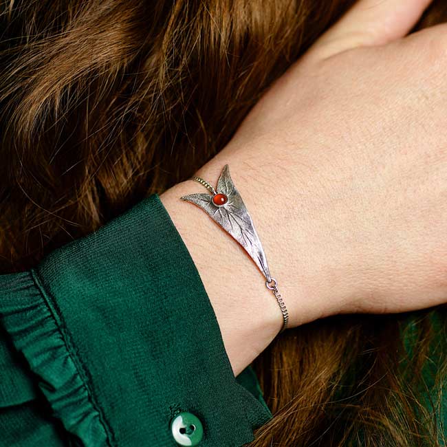 Bijoux-bracelet-réglable-fantaisie-de-créateur-argenté-pour-femme-avec-pierre-cornaline-fait-en-France