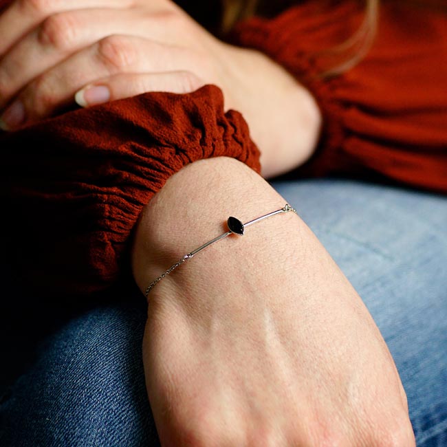 Bijoux-bracelet-réglable-fantaisie-de-créateur-argenté-pour-femme-avec-pierre-noire-fait-en-France