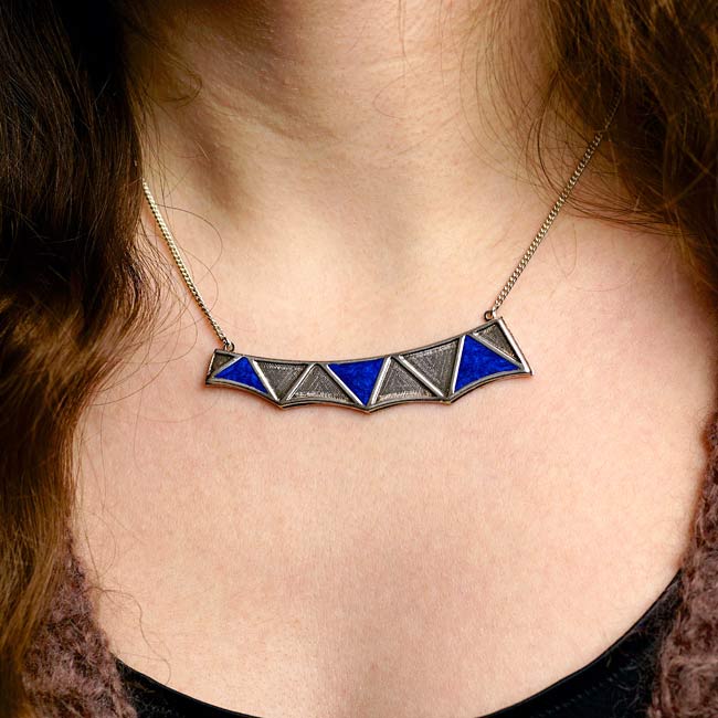 Bijoux-collier-court-fait-main-fantaisie-de-créateur-argenté-pour-femme-avec-email-bleu-fait-en-France