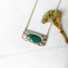 Bijoux-collier-fait-main-fantaisie-de-créateur-en-argent-pour-femme-avec-email-rose-vert-fait-à-Paris
