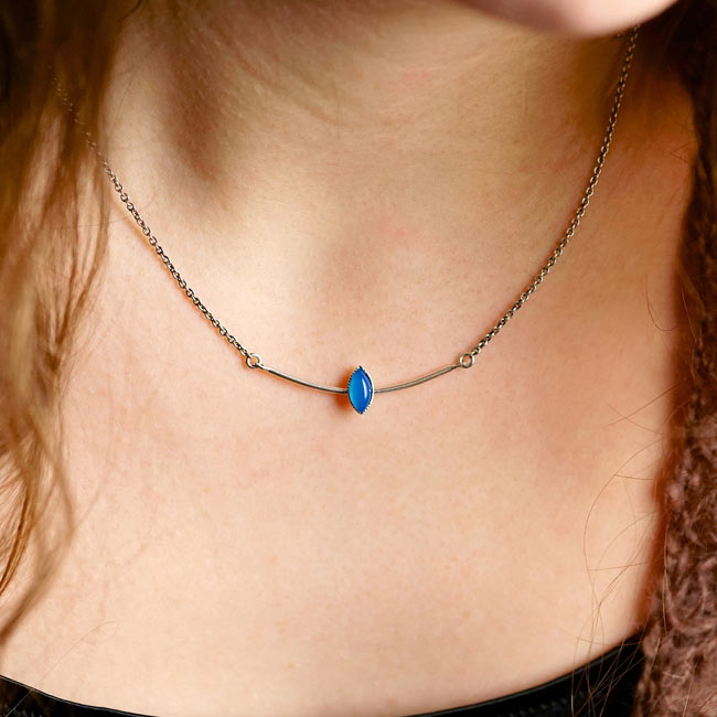 Bijoux-collier-fait-main-fantaisie-de-créateur-en-argent-pour-femme-avec-pierre-naturelle-bleu-fait-en-France