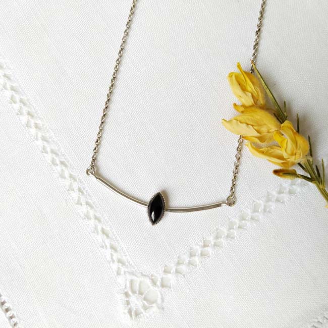 Handmade-customed-short-silver-necklace-for-women-with-black-gemstone-made-in-France