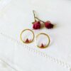 Bijoux-de-créateur-fantaisie-boucles-d-oreilles-or-fait-main-pour-femme-avec-cercle-et-email-prune-fait-en-France