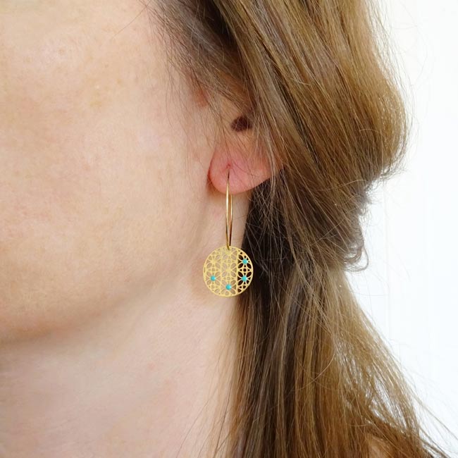 Boucles-d-oreilles-créole-fantaisie-de-créateur-doré-pour-femme-avec-email-bleu-turquoise-fait-à-Paris