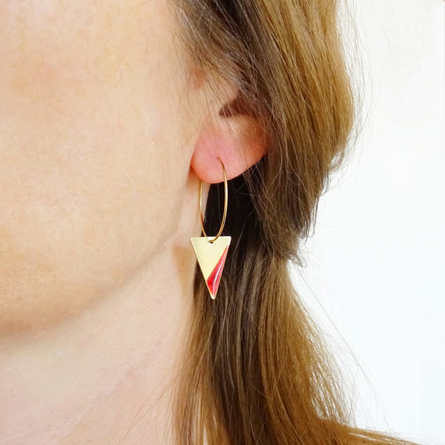 Boucles-d-oreilles-créole-fantaisie-de-créateur-doré-pour-femme-avec-email-rose-fait-à-Paris