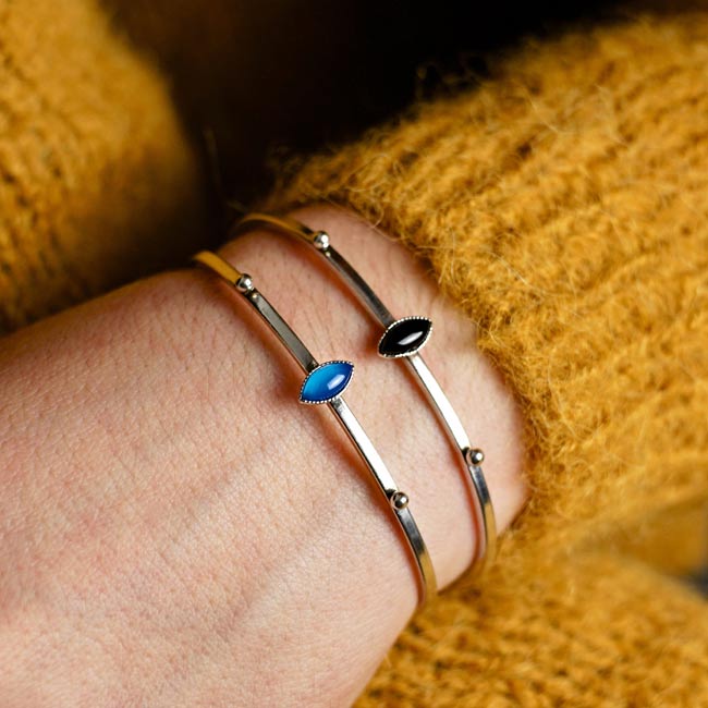 Bracelet-jonc-fantaisie-de-créateur-en-argent-pour-femme-avec-pierre-naturelle-bleu-et-noir-fait-à-Paris