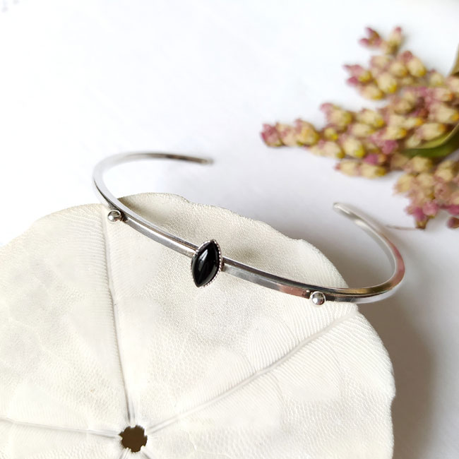 Customed-handmade-silver-adjustable-bangle-bracelet-for-women-with-a-black-gemstone-made-in-France
