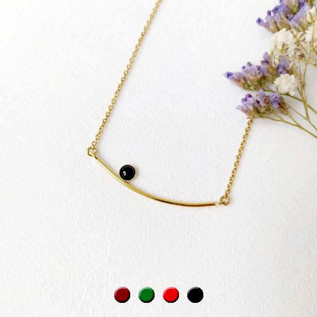Handmade-gold-plated-short-necklace-for-women-with-a-black-gemstone-made-in-France