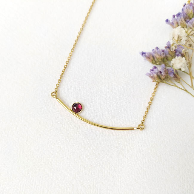 Handmade-gold-plated-short-necklace-for-women-with-a-plum-gemstone-made-in-France