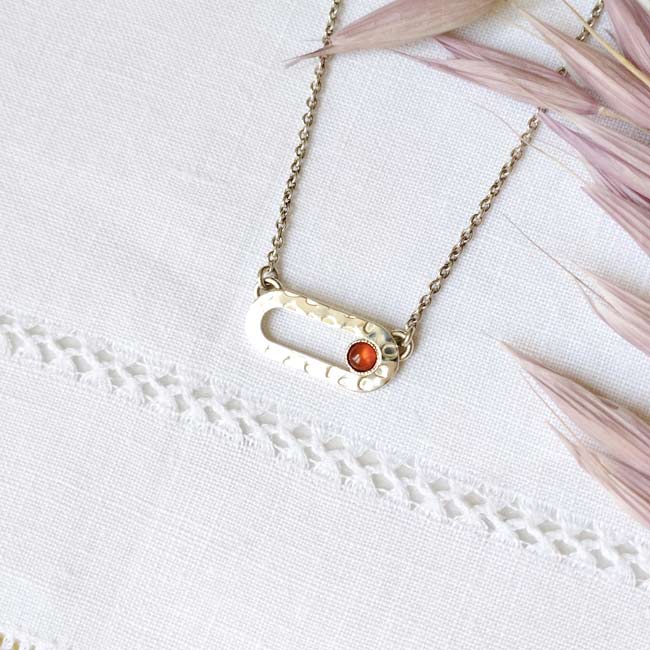 Bijoux-collier-fait-main-fantaisie-de-créateur-argenté-pour-femme-avec-pierre-naturelle-rouge-fait-à-Paris