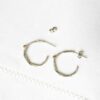 Boucles-d-oreilles-argenté-fait-main-fantaisie-de-créateur-pour-femme-avec-pierres-naturelles-à-Paris