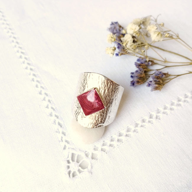 Large-handmade-customed-adjustable-silver-ring-with-plum-cold-enamel-made-in-France