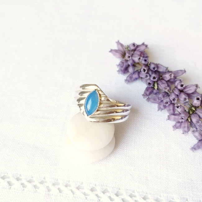 Fashion-customed-handmade-adjustable-silver-ring-for-woman-with-a-blue-agate-gemstone-sold-online