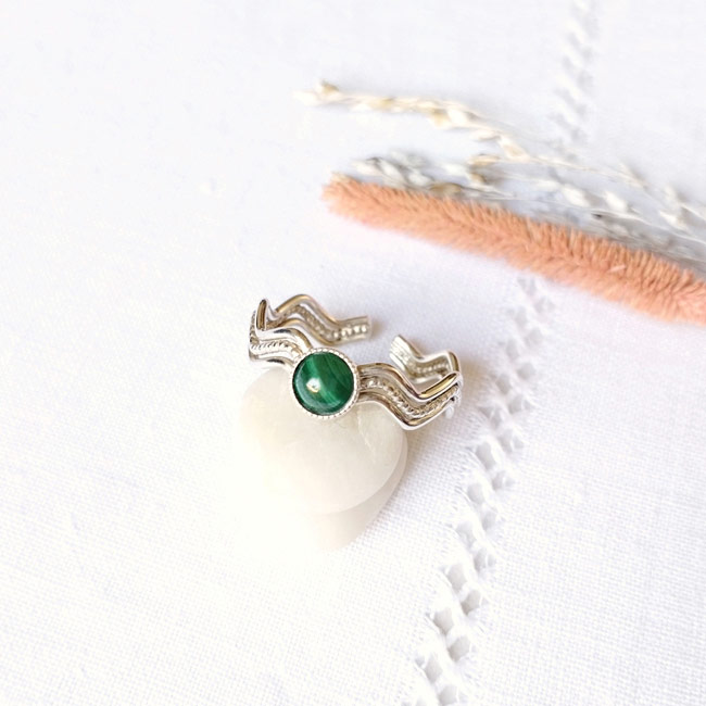 Customed-handmade-adjustable-silver-ring-for-woman-with-a-green-malachite-gemstone-made-in-France