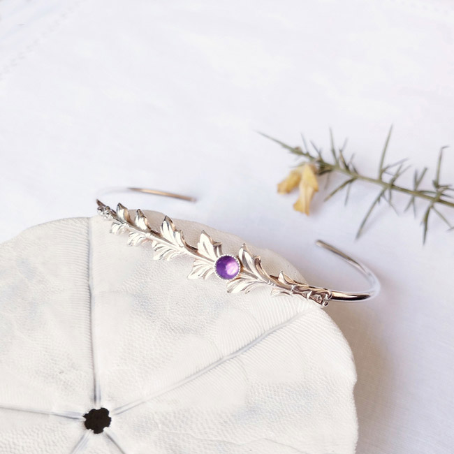 Bracelet-jonc-argent-réglable-pour-femme-artisanal-avec-pierre-en-agate-violette-fait-main-en-France