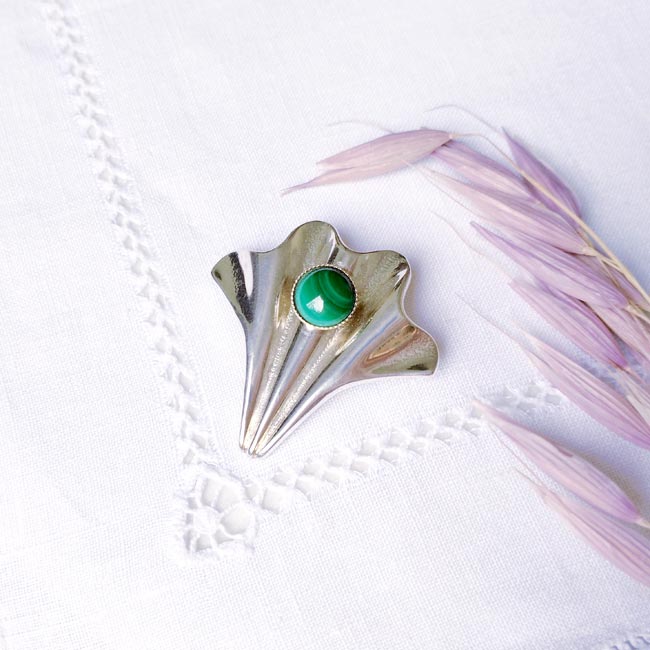 Customed-handmade-fashion-silver-brooch-for-women-with-a-green-gemstone-made-in-France