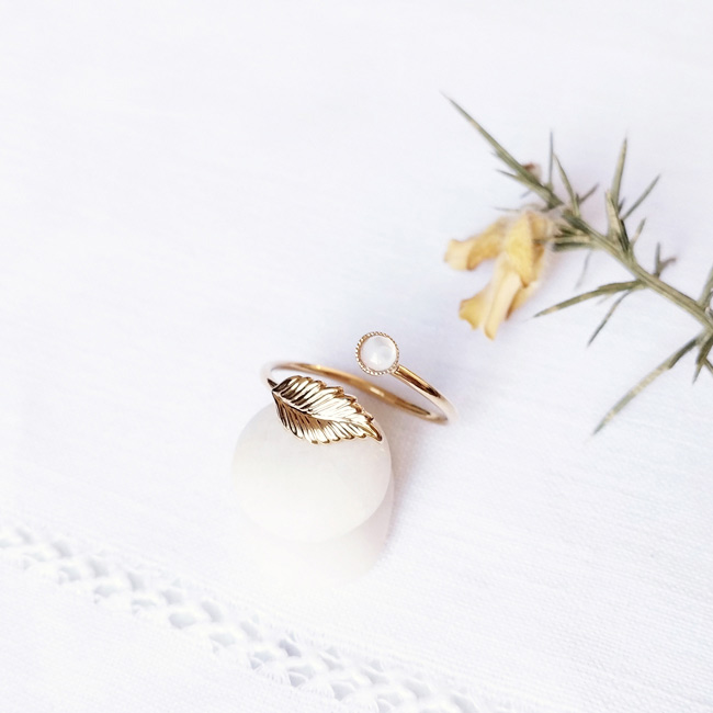 Handmade-fashion-customed-gold-adjustable-ring-for-woman-with-a-leaf-with-a-white-mother-of-pearl-gemstone-in-Paris
