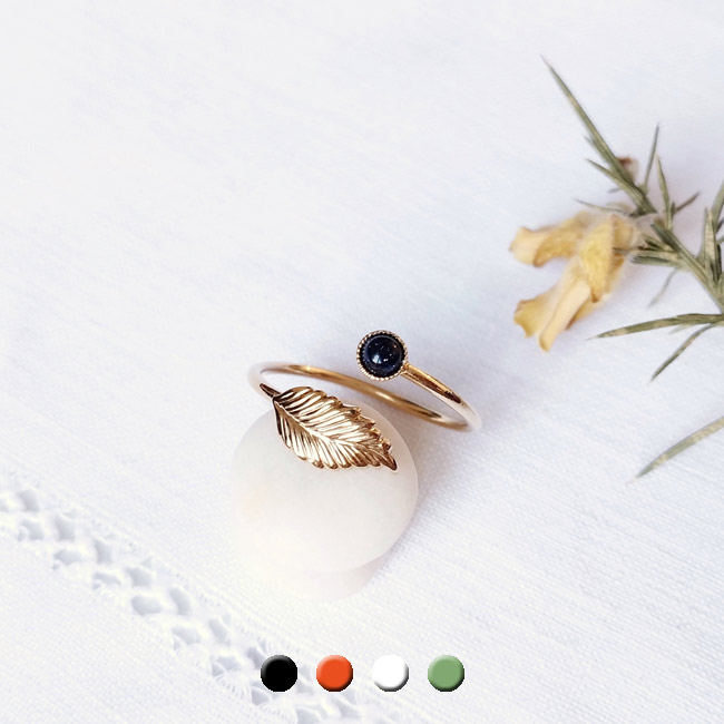Handmade-fashion-customed-gold-adjustable-ring-for-woman-with-a-leaf-with-a-black-gemstone-in-France
