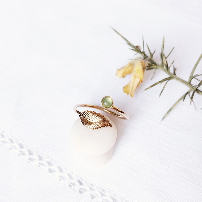 Handmade-fashion-customed-gold-adjustable-ring-for-woman-with-a-leaf-with-a-green-aventurine-gemstone-in-France