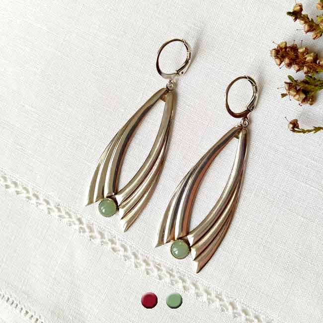 Boucles-d-oreilles-fantaisie-de-créateur-fait-main-pour-femme-avec-pierre-en-aventurine-verte-artisanal-fait-à-Paris-en-France-