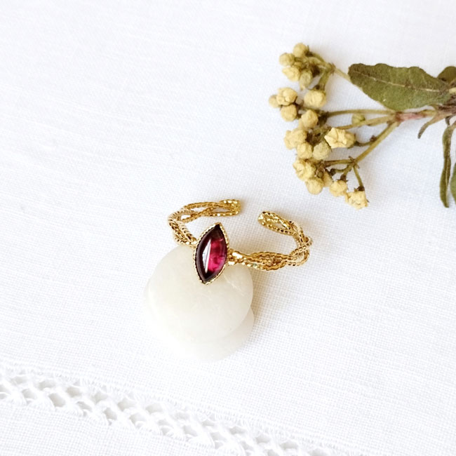 Adjustable-fashion-handmade-gold-ring-for-women-with-a-plum-carnelian-gemstone-made-in-France