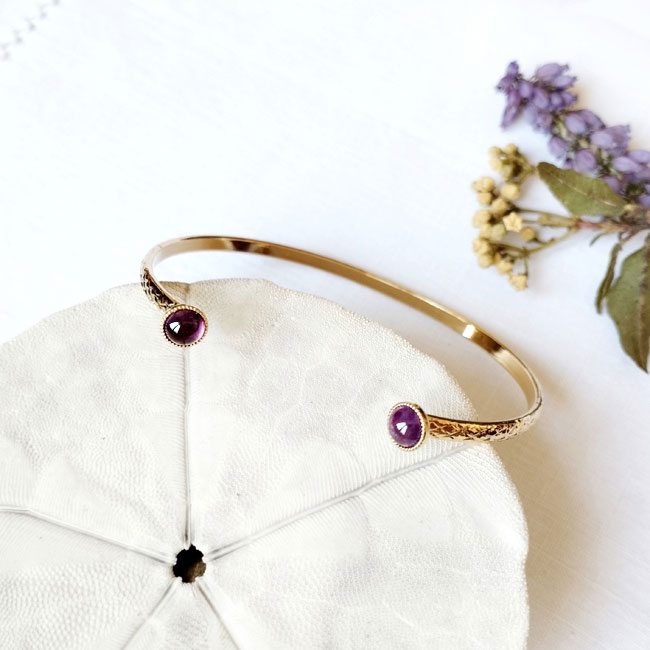 Handmade-fashion-adjustable-gold-bangle-bracelet-for-woman-with-a-purple-amethyst-gemstone-made-in-France