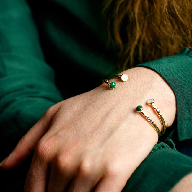 Bracelet-jonc-réglable-or-fait-main-de-créateur-pour-femme-avec-pierre-semi-precieuse-fait-à-Paris