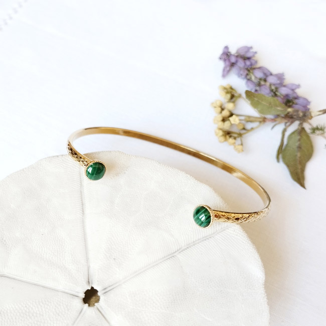 Handmade-fashion-adjustable-gold-bangle-bracelet-for-woman-with-a-green-malachite-gemstone-made-in-France