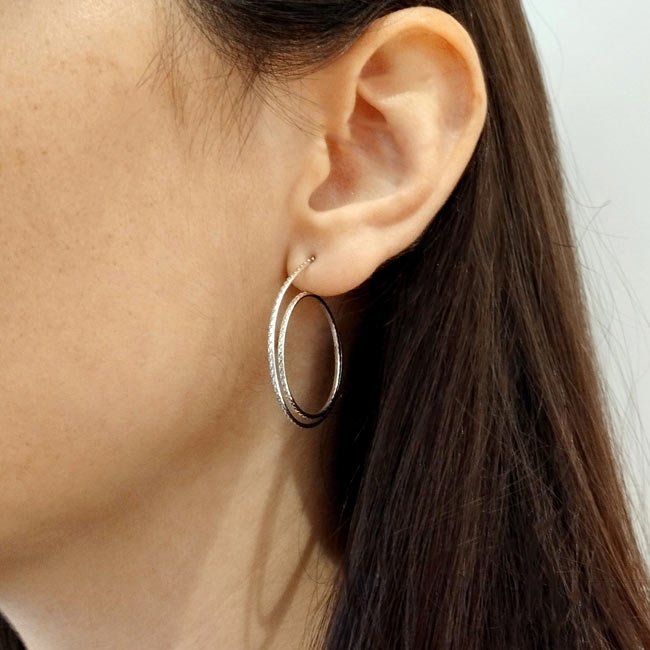Boucle-d-oreille-argenté-fantaisie-de-créateur-pour-femme-avec-anneau-en-forme-de-créole-fabriqué-en-France-à-Paris
