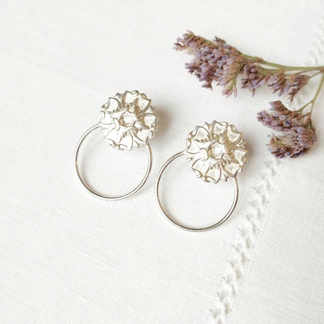 Boucles-d-oreilles-de-créateur-fantaisie-argenté-pour-femme-avec-fleur-fabriqué-à-Paris