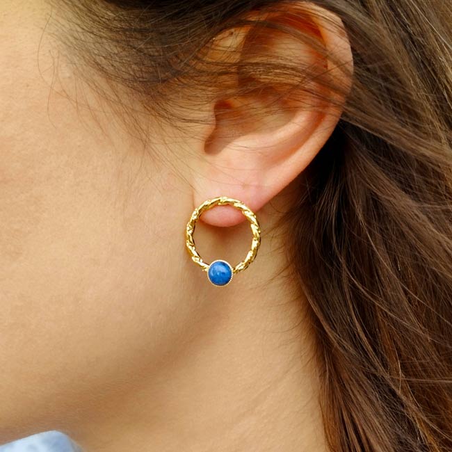 Fashion-customed-handmade-gold-earrings-for-women-with-navy-blue-sodalite-gemstone-made-in-paris