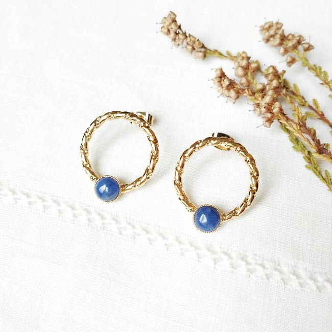 Fashion-customed-handmade-gold-earrings-for-women-with-navy-blue-sodalite-gemstone-made-in-France