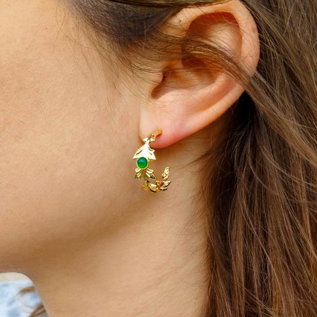 Boucles-d-oreilles-dorées-fantaisie-de-créateur-pour-femme-avec-des-pierres-naturelles-en-nacre-blanche-fabriqué-en-France
