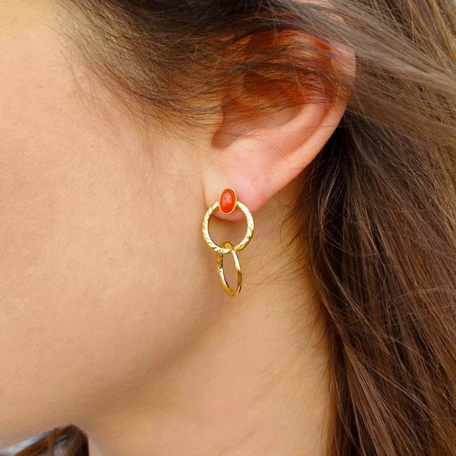 Boucles-d-oreilles-fantaisie-de-créateur-doré-pour-femme-fait-main-de-façon-artisanal-avec-des-pierres-naturelles-rouges-cornaline-fait-en-France