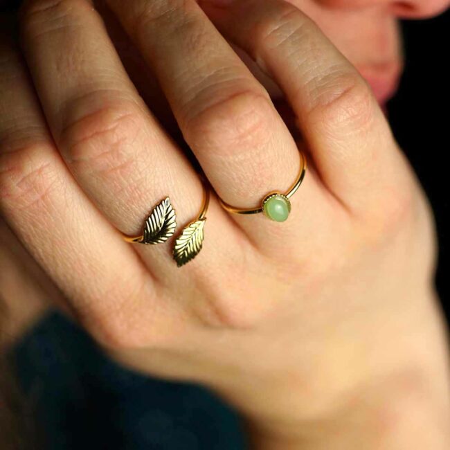 Bague-doré-réglable-de-créateur-fantaisie-pour-femme-avec-2-feuilles-fait-à-Paris