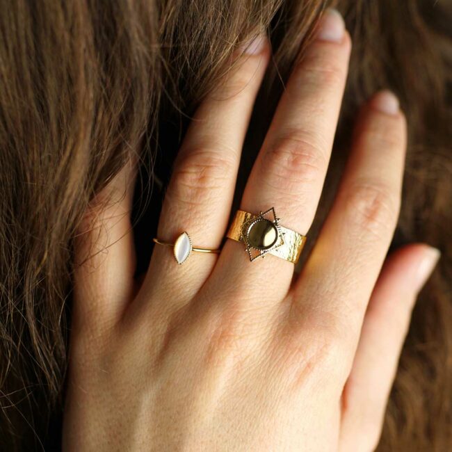 Handmade-customed-fashion-adjustable-golden-ring-for-women-with-a-white-mother-of-pearl-gemstone-in-Paris