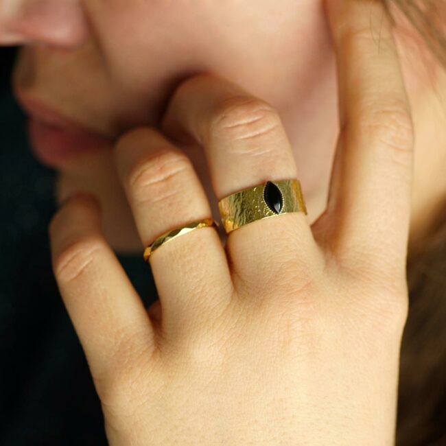 Bague-doré-réglable-fantaisie-de-créateur-pour-femme-fabrication-artisanal-fait-main-avec-pierre-naturelle-en-agate-noir-en-France