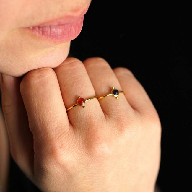 Bague-fantaisie-doré-réglable-de-créateur-pour-femme-avec-une-pierre-naturelle-cornaline-rouge-fait-en-France