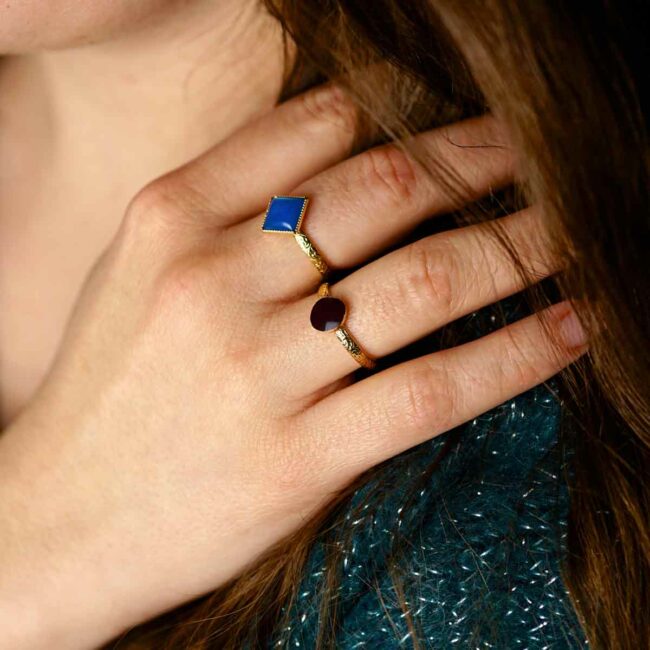 Bague-doré-réglable-fantaisie-de-créateur-pour-femme-avec-pierre-naturelle-en-agate-bleu-fait-en-France