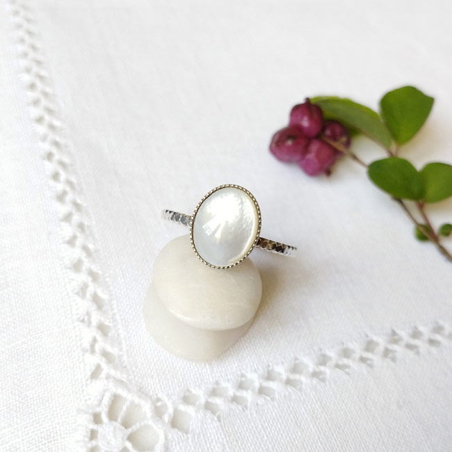 Fashion-customed-handmade-silver-adjustable-ring-for-woman-with-a-white-mother-of-stone-gemstone-in-Paris