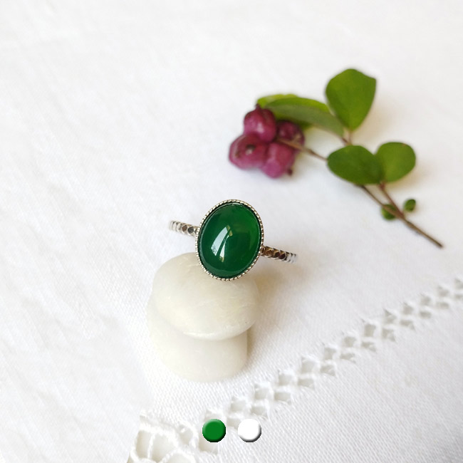 Fashion-customed-handmade-silver-adjustable-ring-for-woman-with-a-green-agate-gemstone-in-France