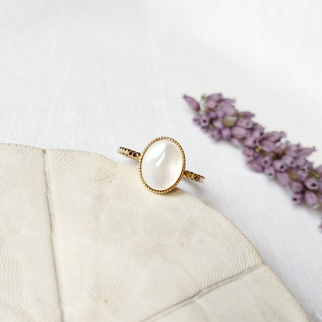 Fashion-customed-handmade-gold-adjustable-for-woman-with-a-white-mother-of-pearl-gemstone-in-France
