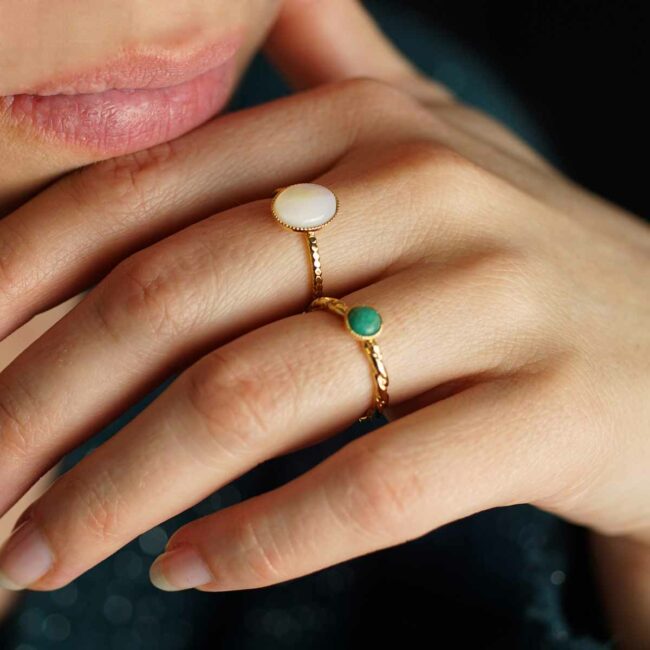 Bague-réglable-fantaisie-de-créateur-doré-pour-femme-avec-une-pierre-naturelle-blanche-en-nacre-fabrication-artisanal-fait-main-à-Paris