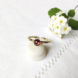 Bague-réglable-fantaisie-de-créateur-or-pour-femme-avec-une-pierre-naturelle-grenat-prune-fabrication-artisanal-en-France