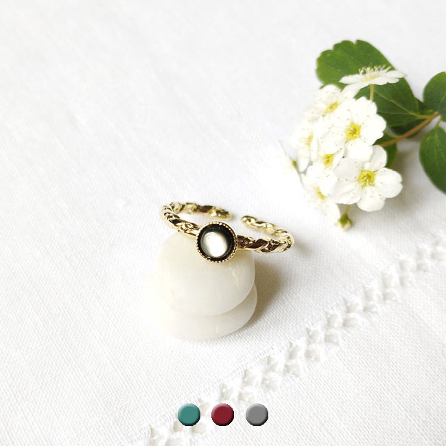 Fashion-handmade-customed-adjustable-gold-ring-for-woman-with-a-grey-mother-of-pearl-gemstone-in-France