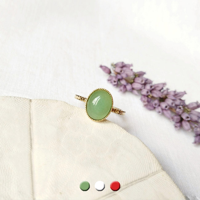 Bague-réglable-fantaisie-de-créateur-doré-pour-femme-avec-une-pierre-naturelle-verte-en-aventurine-fabrication-artisanal-fait-main-en-France