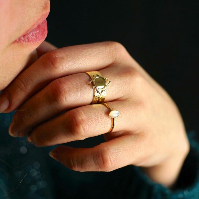 bijoux-bague-réglable-doré-fantaisie-de-créateur-pour-femme-fabrication-artisanal-fait-à-la-main-en-France